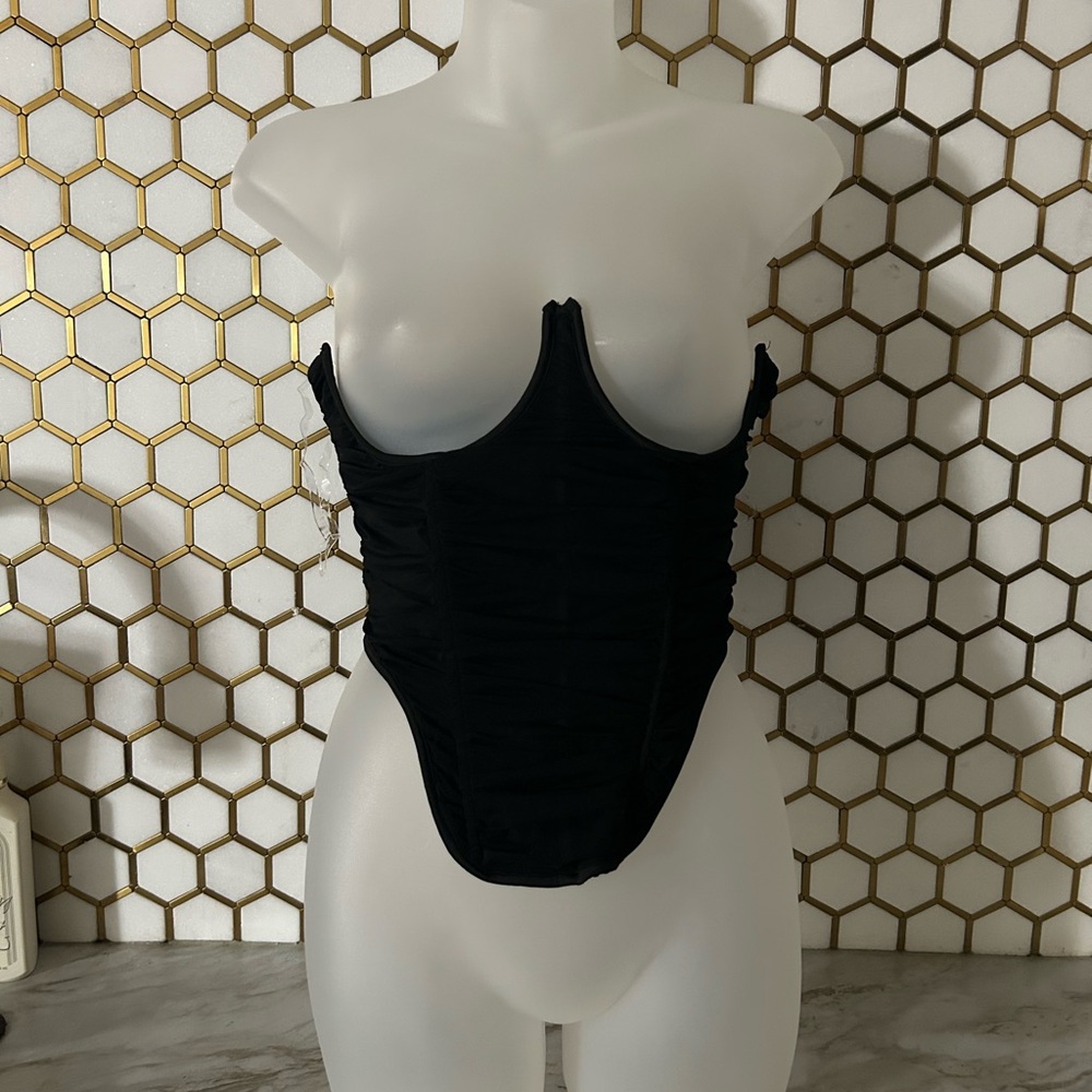 NWT FASHION NOVA Fashion Forward, Sexy Black corset 🖤 . Back zip.